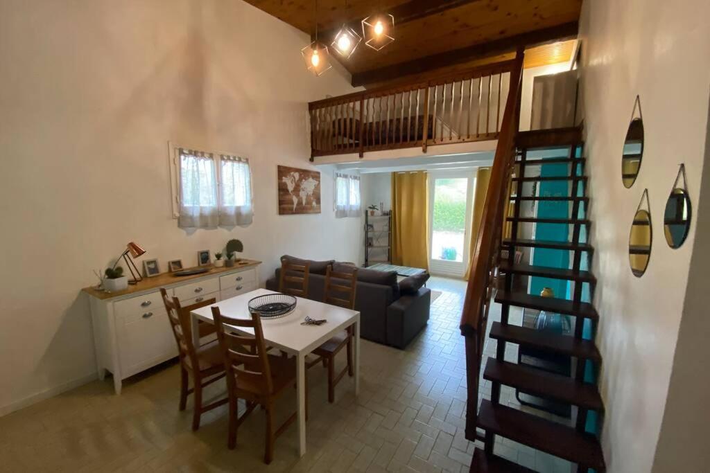 Au Calme Avec Vue Magnifique A Saint Maximin Appartement Buitenkant foto